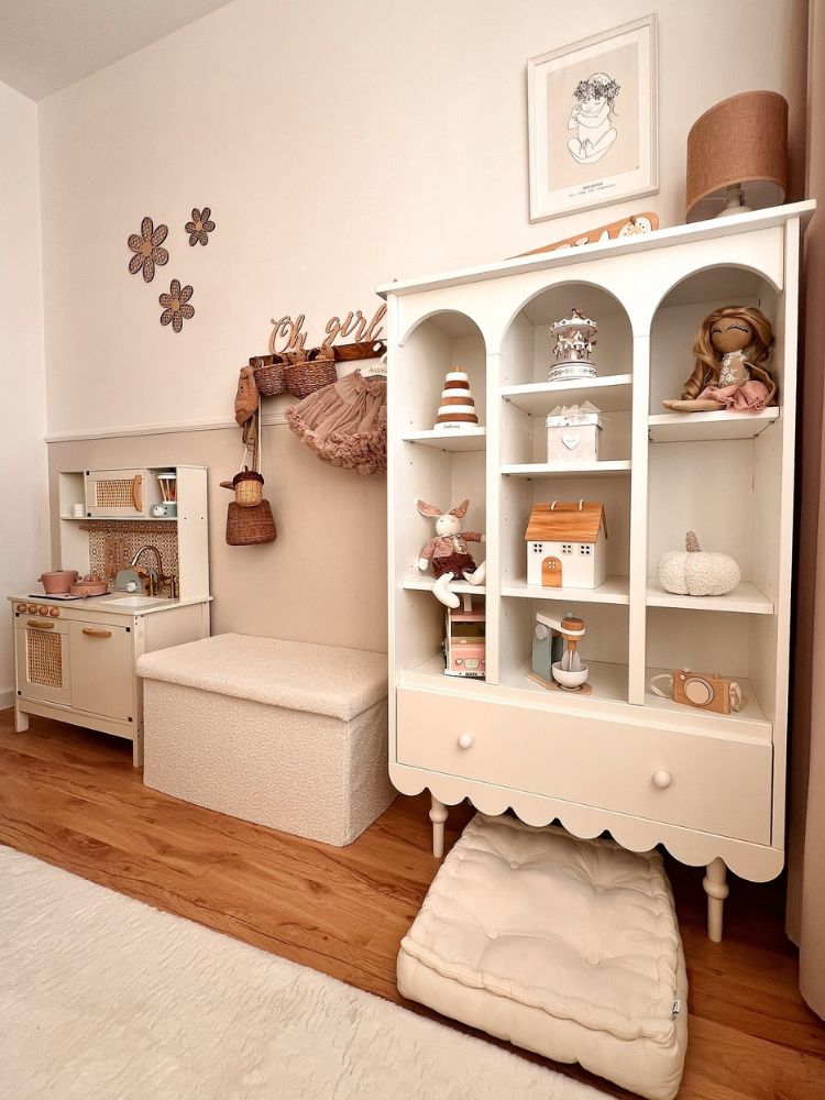 Quartos-Decorados-Bebes-9 Cantinho de quarto do bebê com estante aberta cheia de brinquedos e bonecas