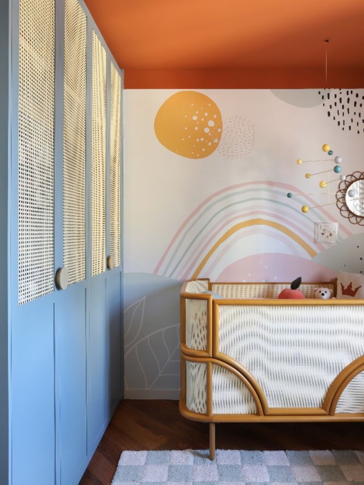 Quartos-Decorados-Bebes-10 Quarto de bebê com armário azul claro e pintura em tons pastéis