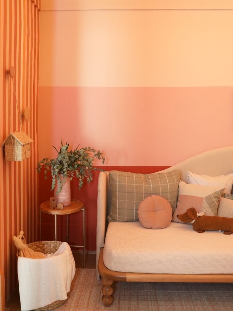 Quartos-Decorados-Bebes-11 Zoom em canto de quarto de bebê com parede em 3 tons e cama