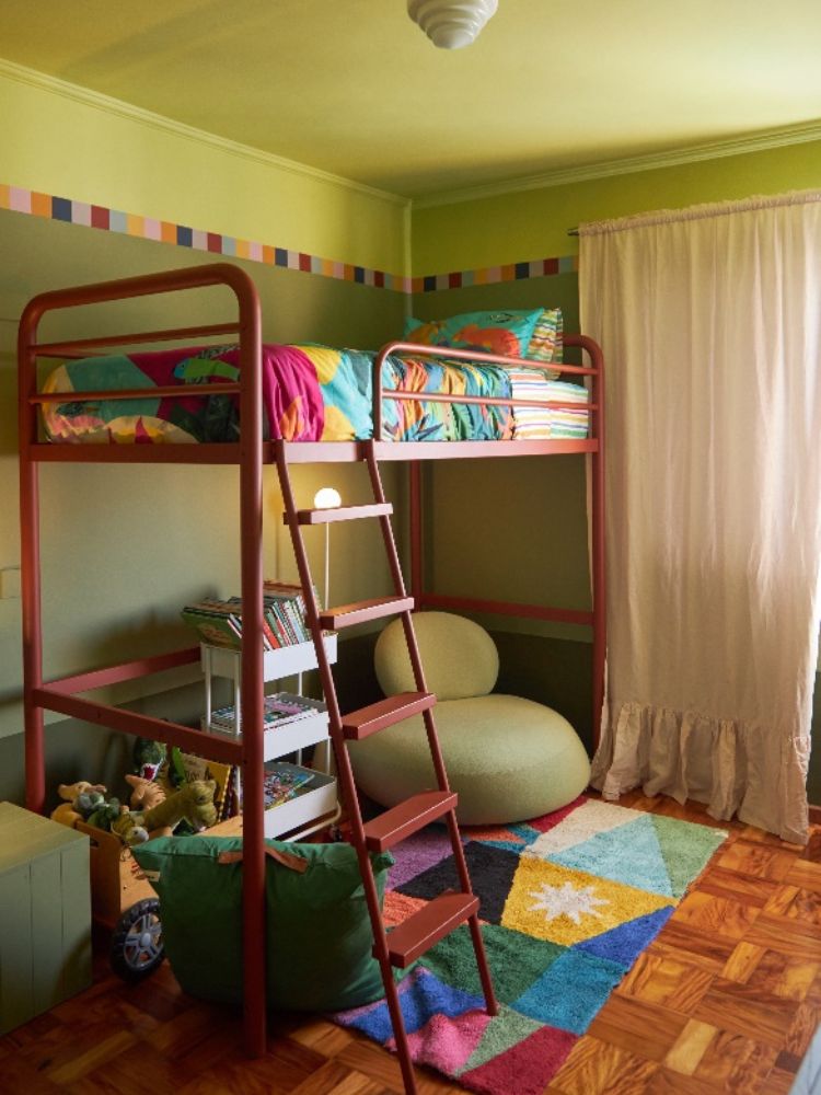Quartos-Decorados-Bebes-13 Quarto em verde com cama em cima, puff e tapete colorido