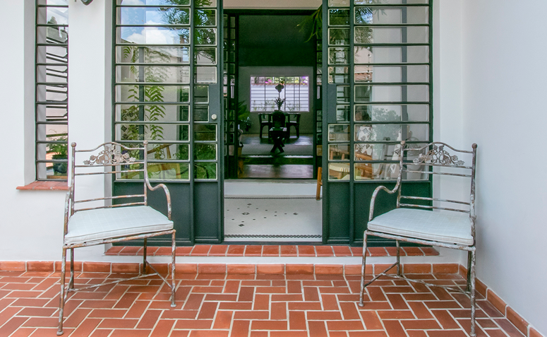 varanda de casa antiga para avaliar mofo, infiltrações, desníveis, trincas estruturais, esquadrias, ventilação e iluminação natural.