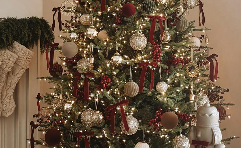 Árvore de Natal decorada com bolas de diferentes cores.