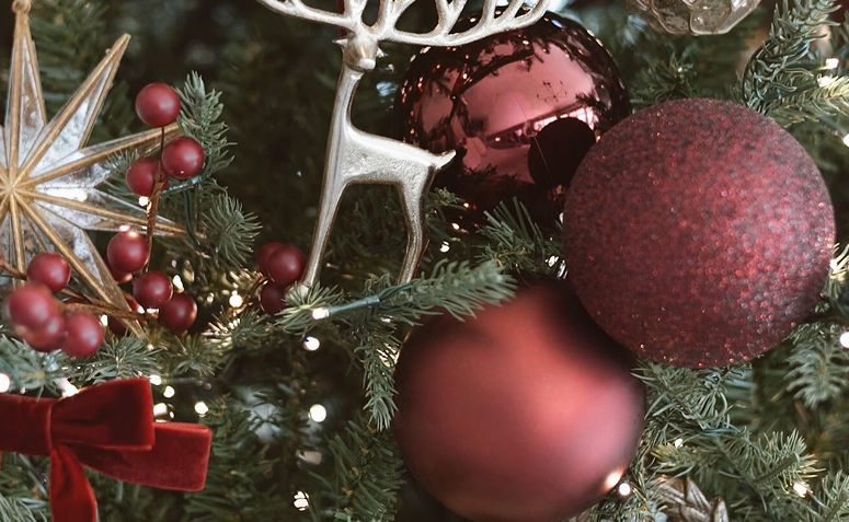 bolas vermelhas que simbolizam força e generosidade decorando a árvore de Natal.