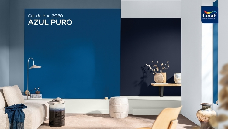2-Cor-Do-Ano-2026-Coral Sala com parede pintada de Azul Puro, cor do ano de 2026 da Coral