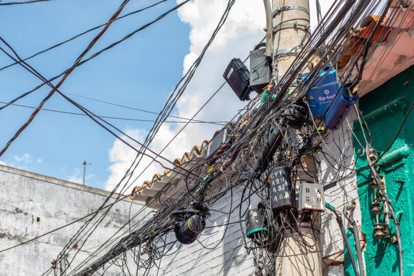 Mutirão Retira Fios Soltos E Cabos Abandonados Da Avenida Das Palmeiras: Ação Promove Segurança E Organização Na Região 1 Arquivo