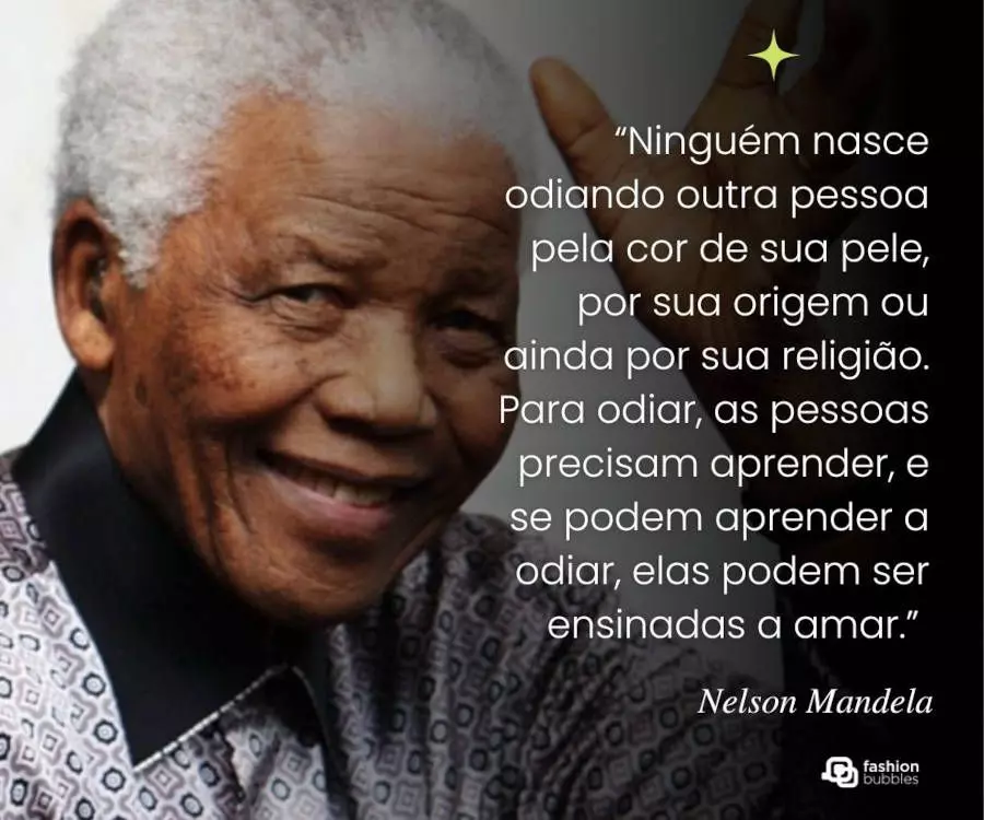 6-Frases-De-Vozes-Negras Foto de Nelson Mandela usando camisa branca com desenhos pretos e cinzas, com frase de Nelson Mandela:“Ninguém nasce odiando outra pessoa pela cor de sua pele, por sua origem ou ainda por sua religião. Para odiar, as pessoas precisam aprender, e se podem aprender a odiar, elas podem ser ensinadas a amar.”