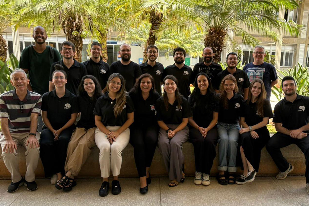 1811-Vespas-Layout_Site1 Equipe coordenada pela professora Luana Cristina Camargo (ao centro) em parceria com pesquisadores de diferentes áreas.