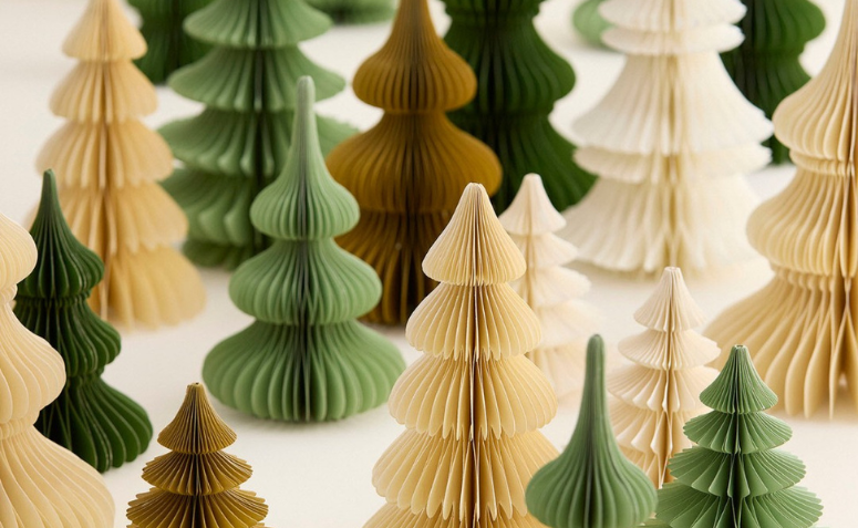 árvores de natal de papel de diferentes cores trazendo uma decoração de natal barata