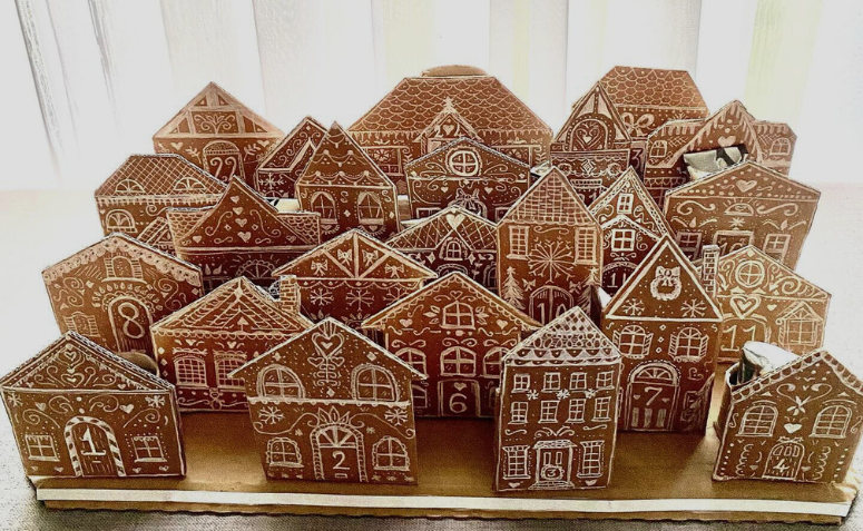 imitação de casas de gengibre com papelão e caneta branca para o Natal