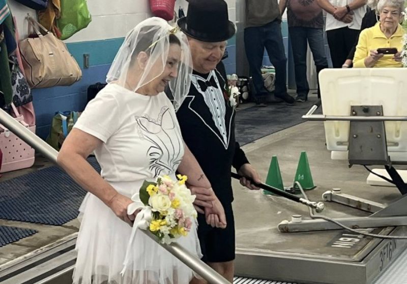 Casal De Idosos Celebra Casamento Na Piscina Do Ymca, Local Onde Se Conheceram 1 2025 word2