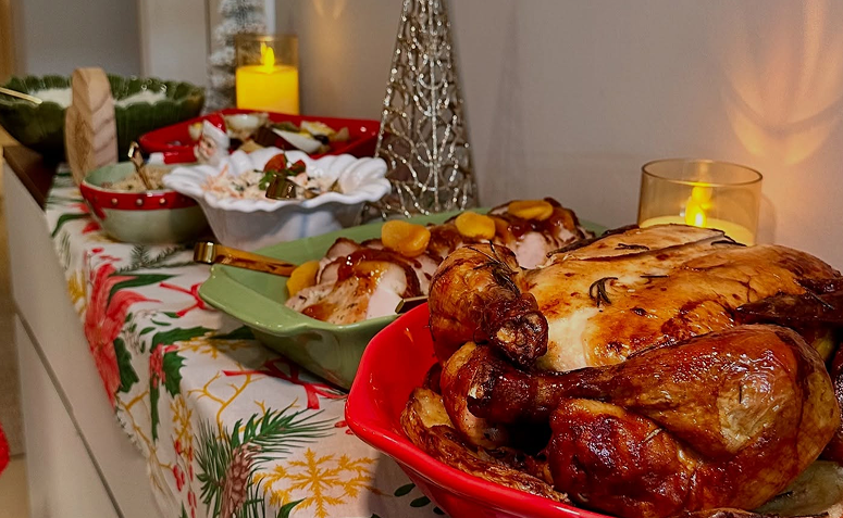 ceia de Natal simples com frango assado e pratos caseiros servidos em travessas coloridas