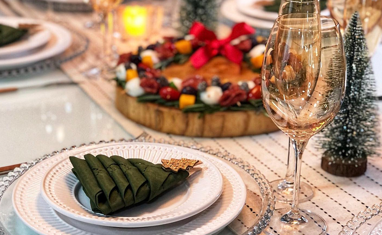 mesa posta para ceia de Natal com enfeites simples e feitos em casa.