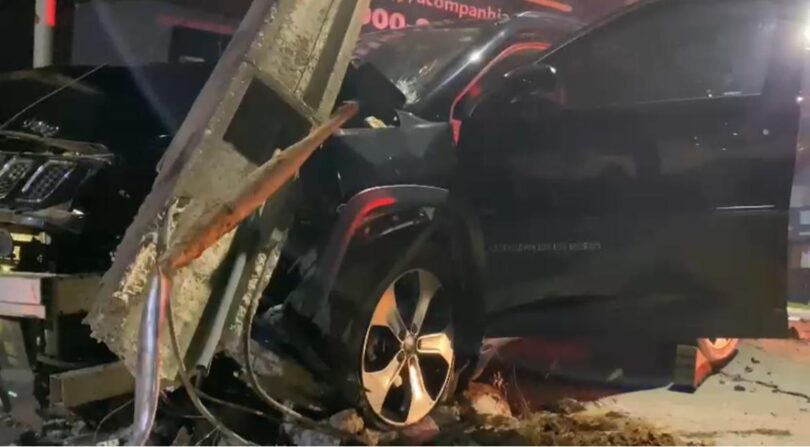 Homem Leva Tiro No Tórax, Tenta Fugir De Carro E Colide Contra Poste Em Sorriso: Cena Chocante Registrada Em Vídeo 1 2025 word3