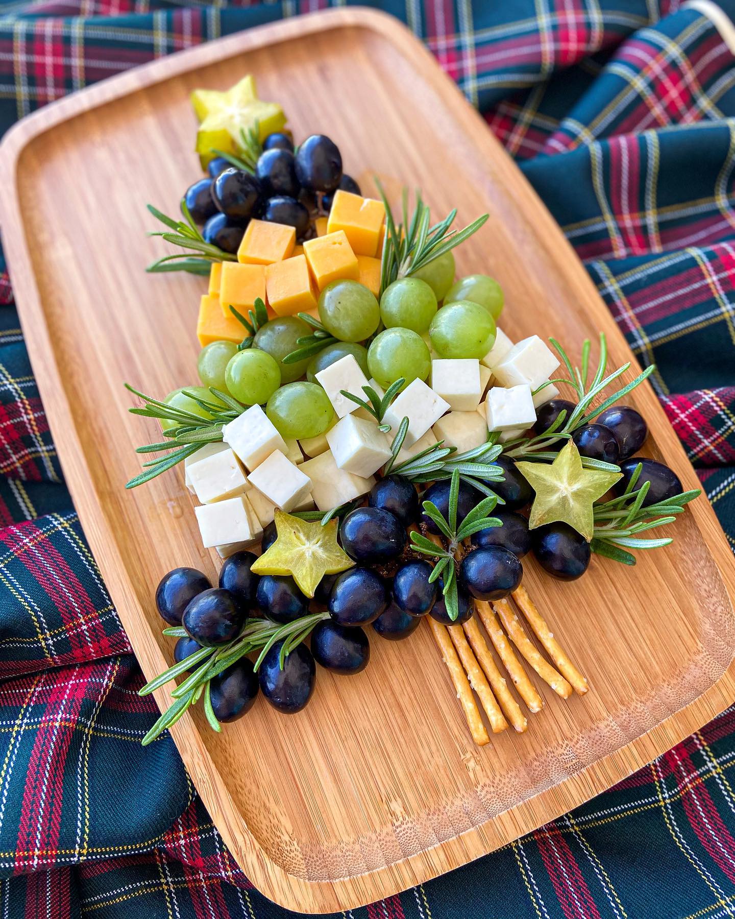 tábua de frios em formato de árvore de Natal.