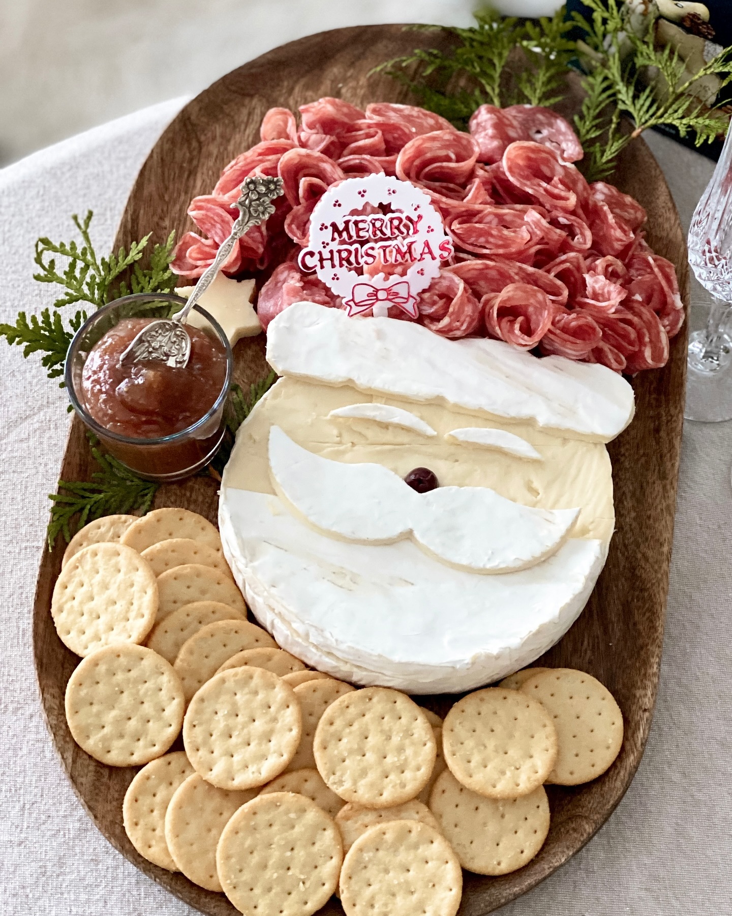 tábua de frios com queijo e petiscos em formato de Papai Noel.
