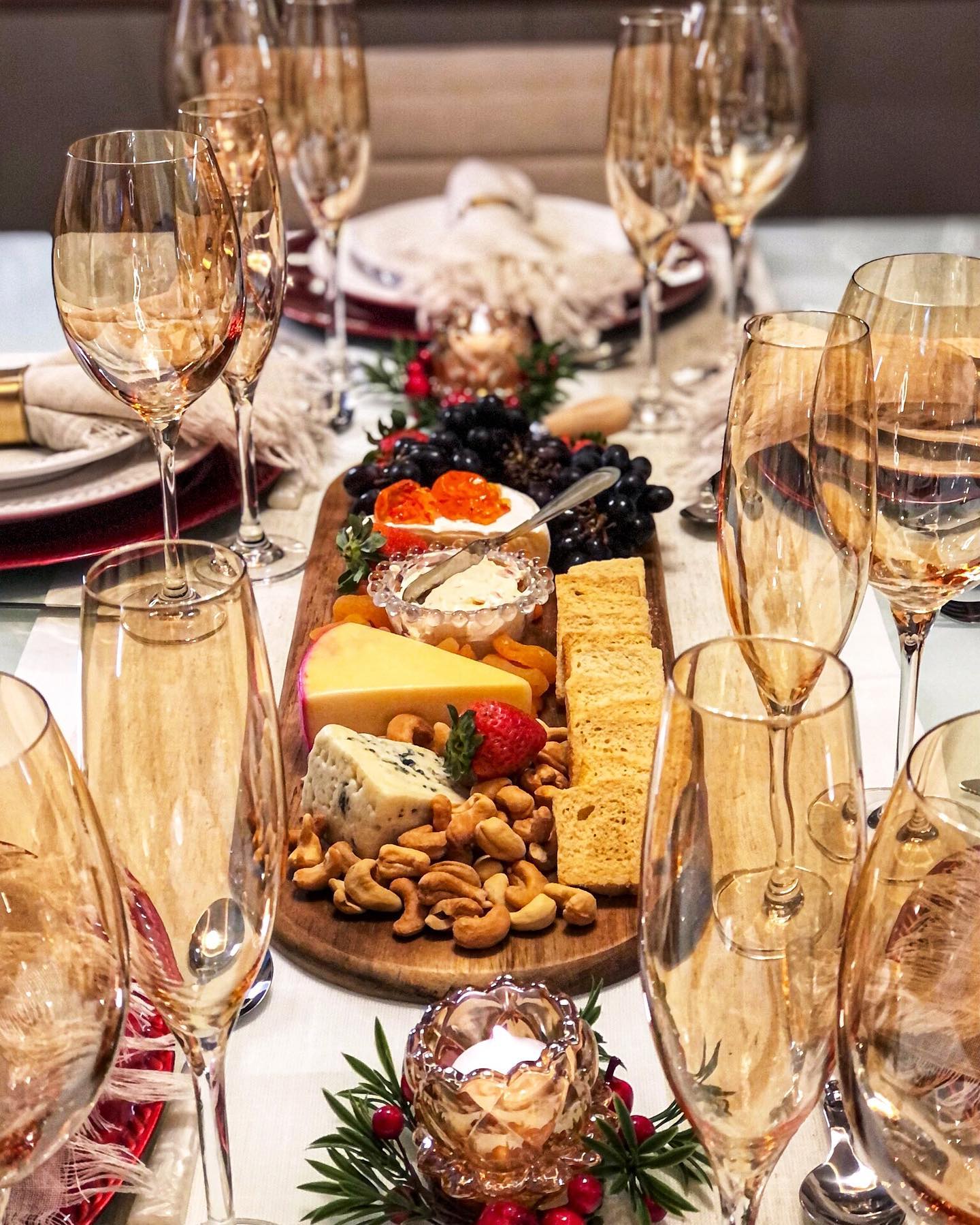 tábua de frios de Natal elegante com queijos e frutas secas.