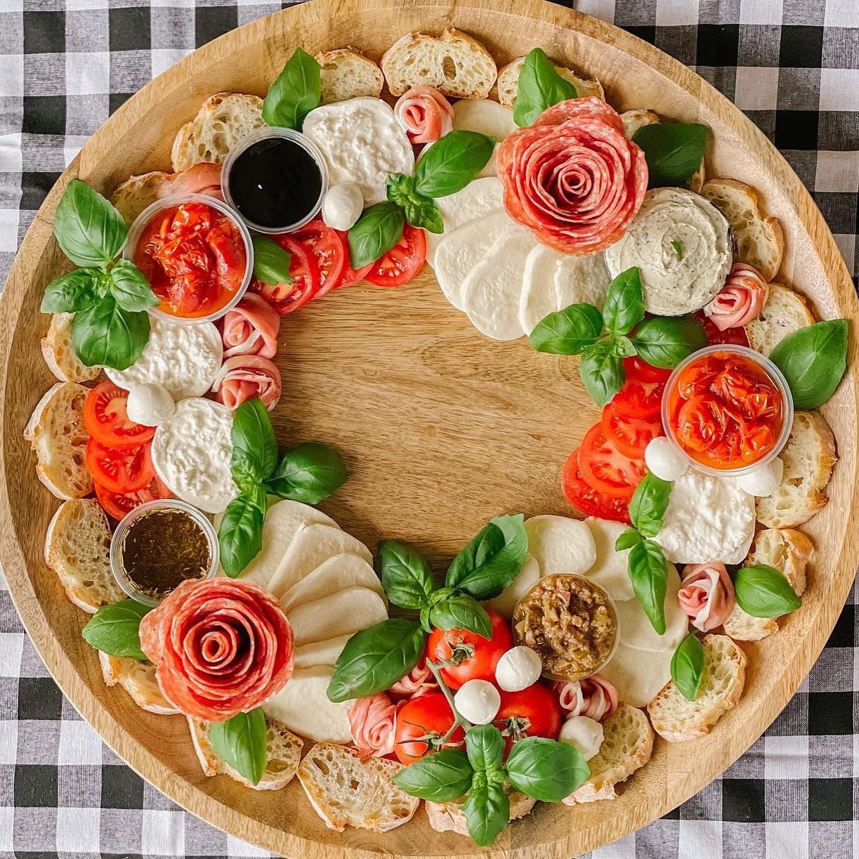 Tábua de frios com ingredientes verdes e vermelhos, cores tradicionais do Natal