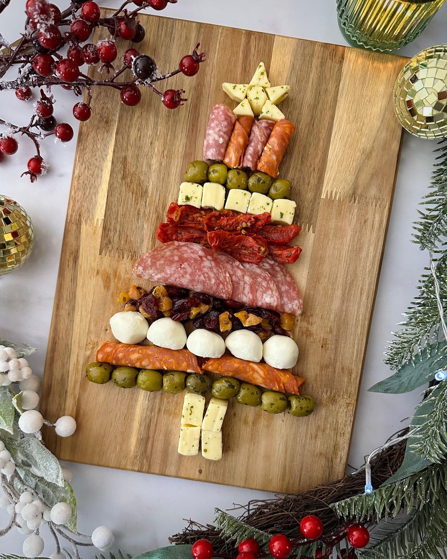 tábua de frios com ingredientes simples para celebrar o Natal.