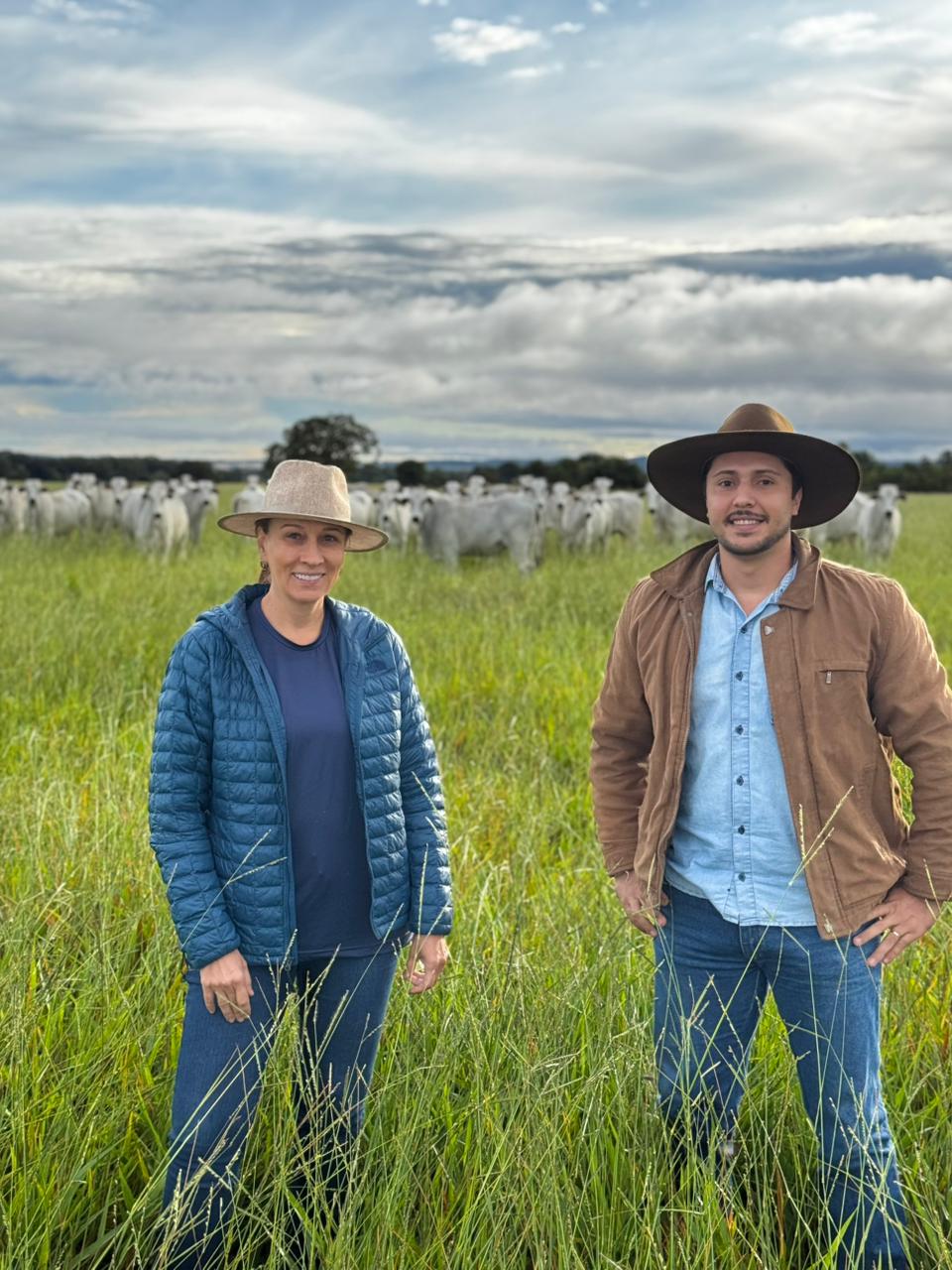 A-Produtora-Cintia-Oliveira-Da-Fazenda-Vale-Da-Serra-Junto-Ao-Consultor-Ivan-Ayres 2025 word3