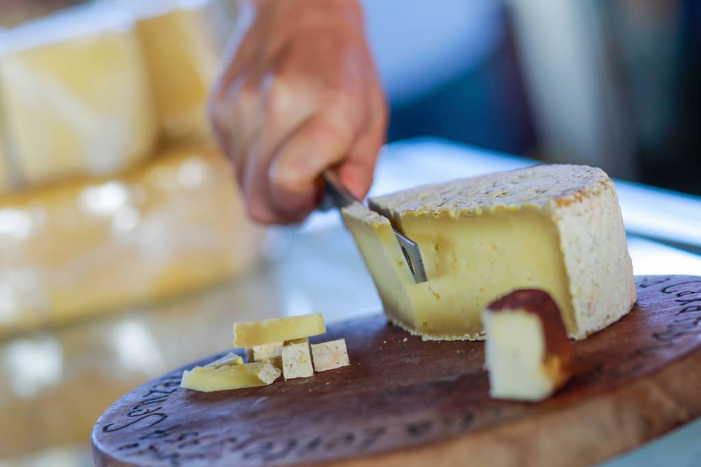 Queijo Artesanal Minas O queijo artesanal de Minas carrega histórias, técnicas e o cuidado de produtores