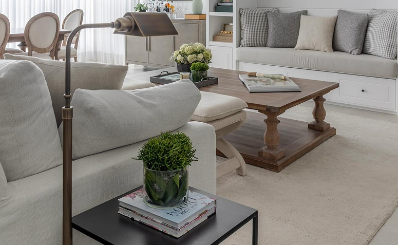 Sala no estilo farmhouse com tons neutros, madeira e elementos aconchegantes que equilibram o rústico e o moderno.