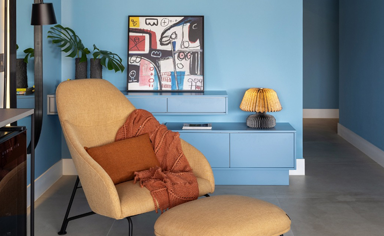sala com parede azul-claro, exemplo de uso de cores que acalmam para criar um ambiente leve e tranquilo