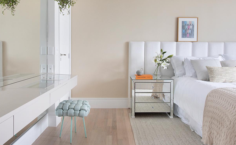 quarto tom de areia na parede e na decoração, exemplo de cores que acalmam e criam um ambiente acolhedor e neutro