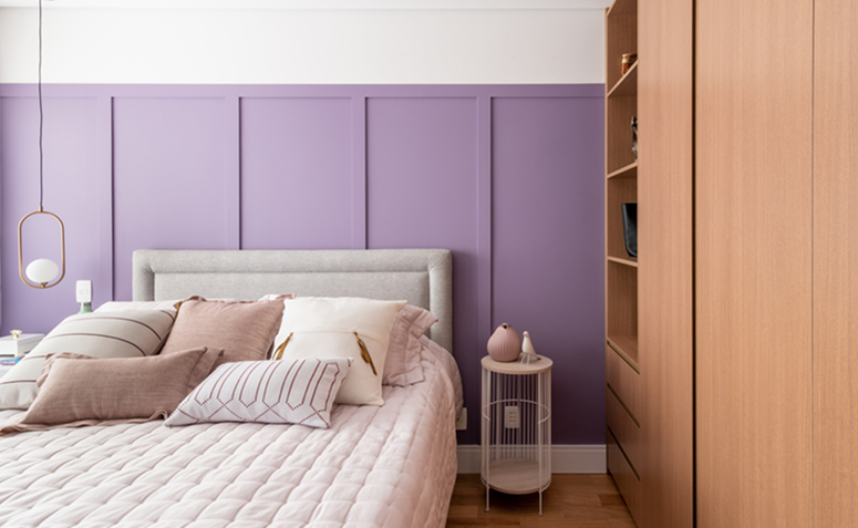 quarto com parede na cor lavanda, uso de cores que acalmam para criar um espaço leve, delicado e relaxante