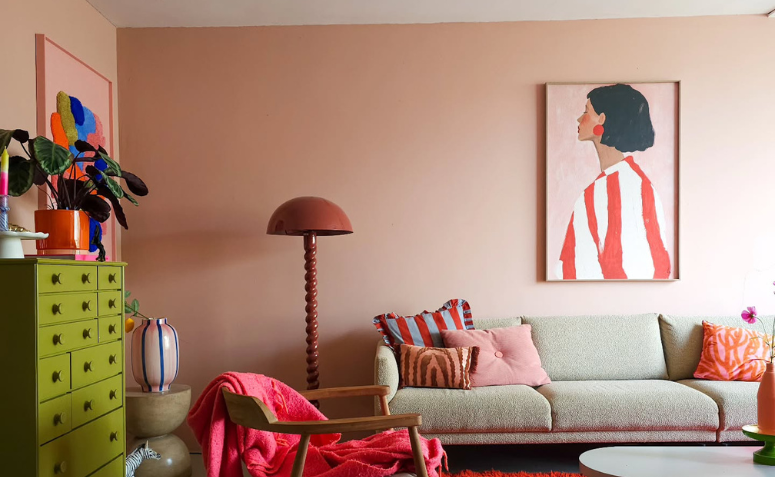 sala bem decorada com parede em rosa queimado, exemplo de cores que acalmam com toque afetivo e elegante na decoração