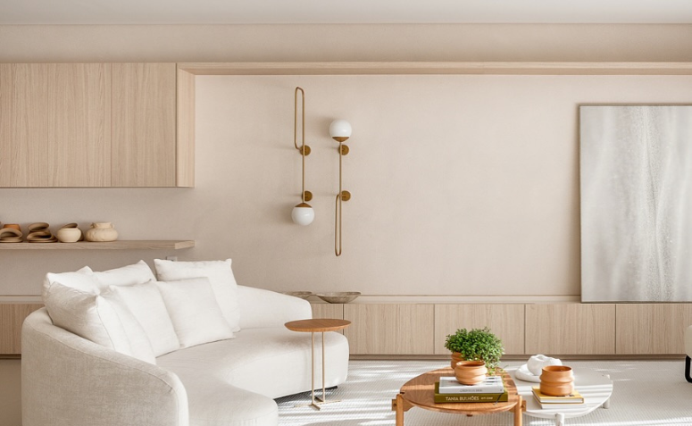 sala com paredes em branco off-white, mostrando como as cores que acalmam ampliam a luz e criam um ambiente leve e harmonioso