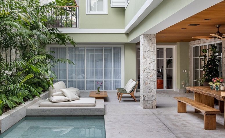 Quintal aconchegante com almofadas grandes e móveis confortáveis.