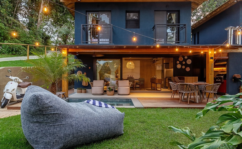 Quintal aconchegante e bem cuidado, com móveis organizados e caminhos livres para circulação.