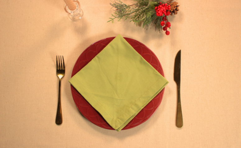 primeiro passo para fazer a dobradura de guardanapo em formato de arvore de Natal