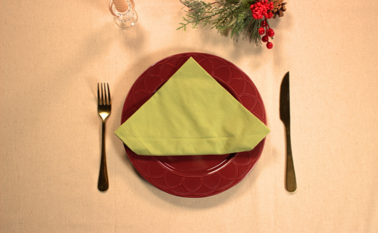 terceiro passo para fazer a dobradura de guardanapo arvore Natal