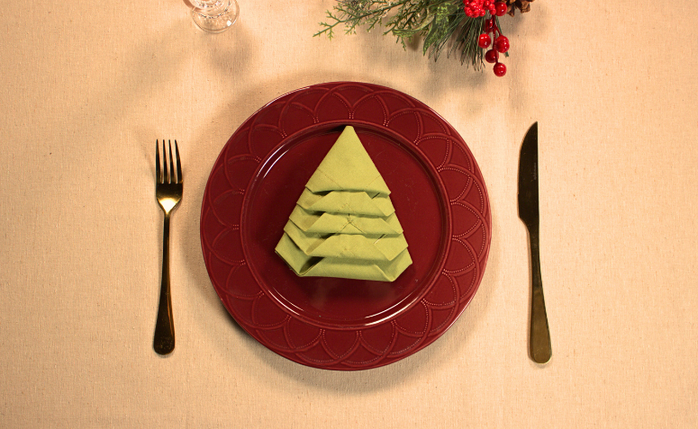 sexto passo para fazer a dobradura de guardanapo arvore Natal