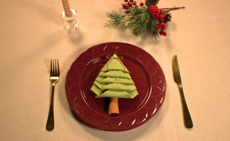 setimo passo para fazer a dobradura de guardanapo arvore Natal