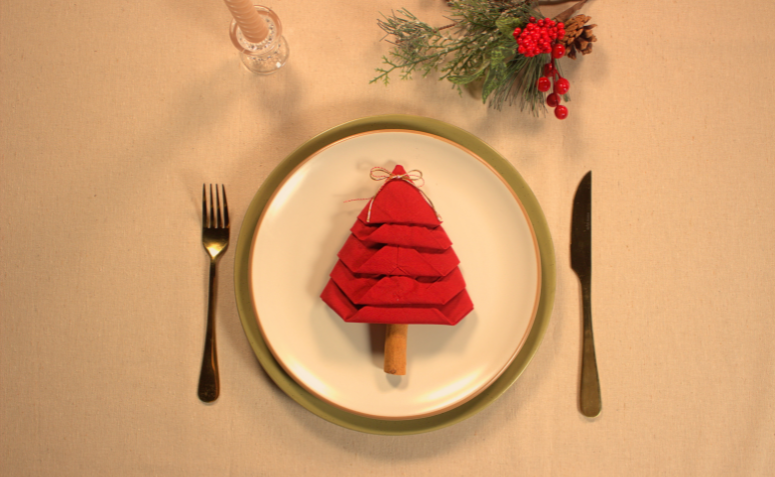 dobradura de guardanapo de árvore de Natal de diferentes cores