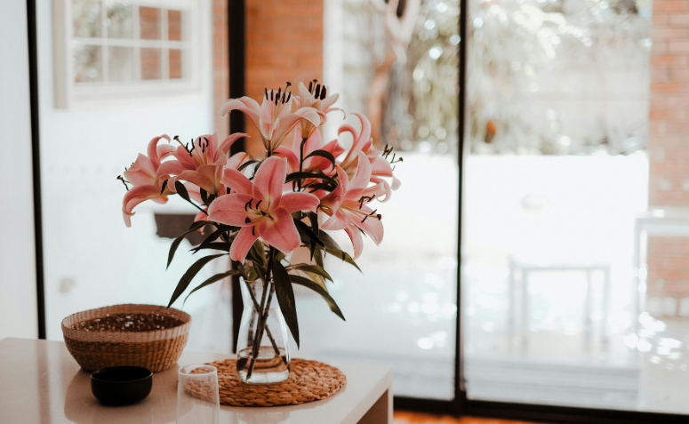 vaso de lírio na cozinha trazendo cheiro natural e calmante para casa