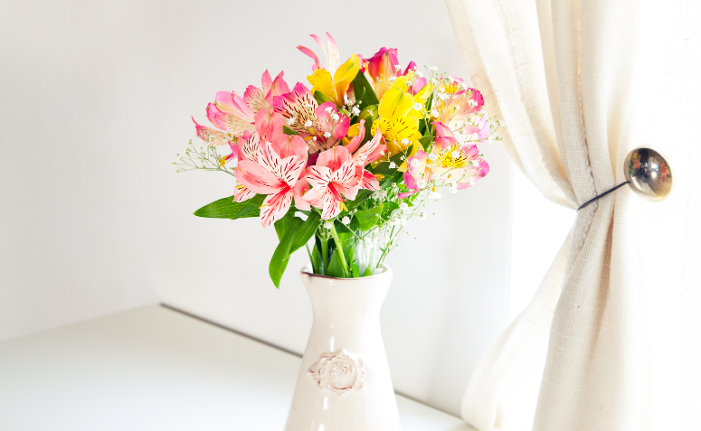 vaso com flores de astromélias rosa e amarela perfumando a casa