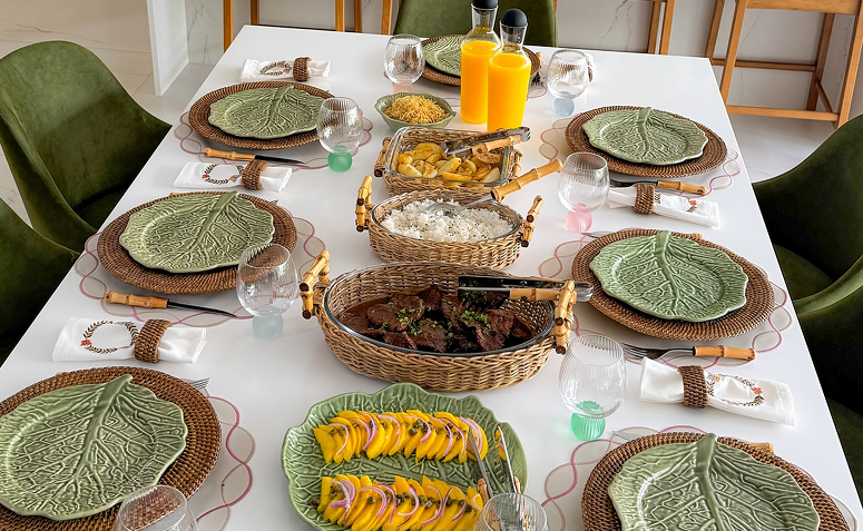 Mesa posta com talheres, pratos e copos, ilustrando regras básicas de etiqueta à mesa