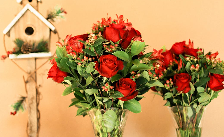 arranjo com rosas vermelhas para a decoração de Natal.
