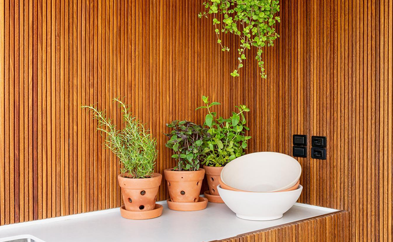 vasos de cerâmica para montar uma horta na varanda.