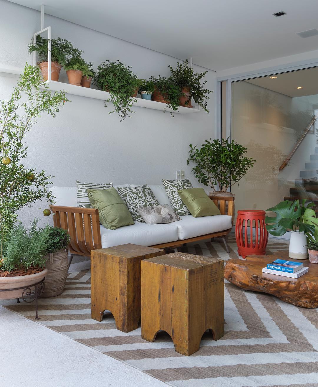 vasos suspensos em prateleira decorando varanda.