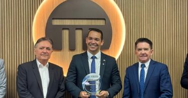 Portal de Transparência do Governo de Mato Grosso conquista Selo Diamante pelo 3º ano consecutivo - Secretário Controlador-geral, Paulo Farias, recebe o selo representando o governador Mauro mendes