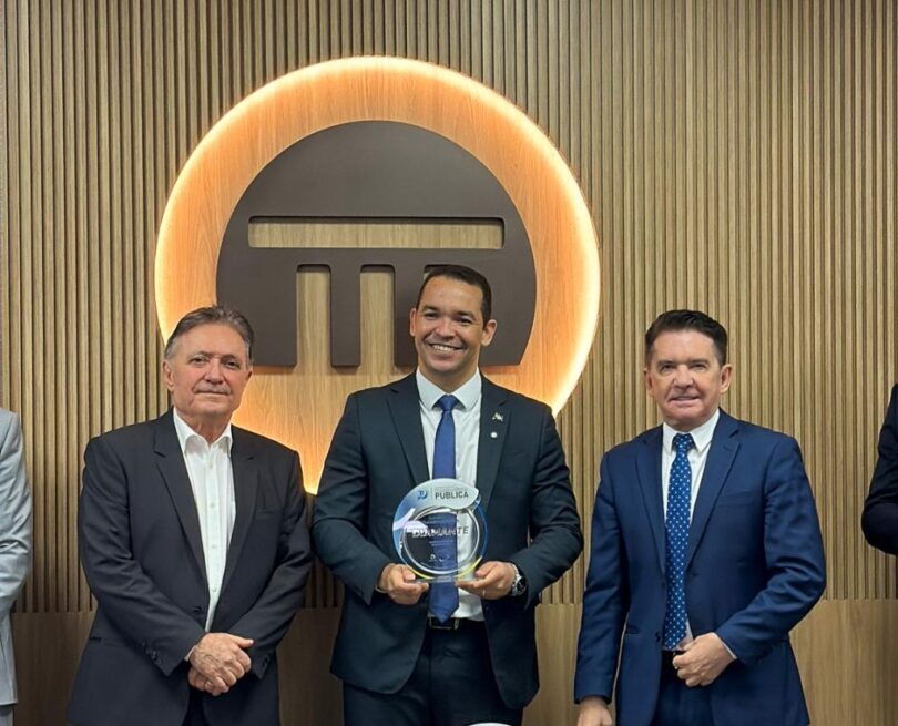 Portal De Transparência Do Governo De Mato Grosso Recebe Selo Diamante Pelo 3º Ano Seguido: Conquista De Transparência Governamental 1 Portal de Transparência do Governo de Mato Grosso conquista Selo Diamante pelo 3º ano consecutivo - Secretário Controlador-geral, Paulo Farias, recebe o selo representando o governador Mauro mendes