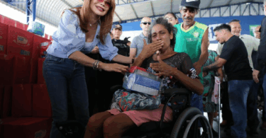 Primeira-dama de MT e Setasc entregam cestas natalinas em Cuiabá: “Faz a gente sentir que ainda importa”, afirma beneficiário -