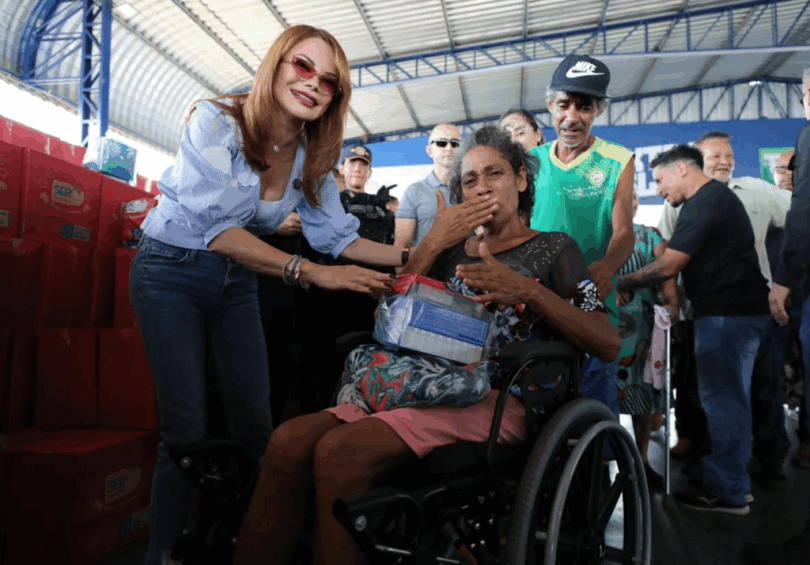 Primeira-dama de MT e Setasc entregam cestas natalinas em Cuiabá: “Faz a gente sentir que ainda importa”, afirma beneficiário -