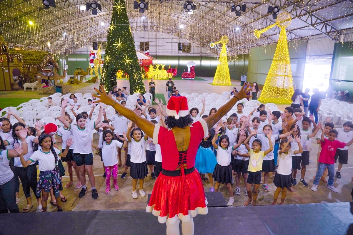 Magia-Do-Natal-Encanta-Alunos-Das-Escolas-Municipais-Nas-Visitas-A-Vila-Encantada-De-Lucas-Do-Rio-Verde1 Magia do Natal encanta alunos das escolas municipais nas visitas à Vila Encantada de Lucas do Rio Verde