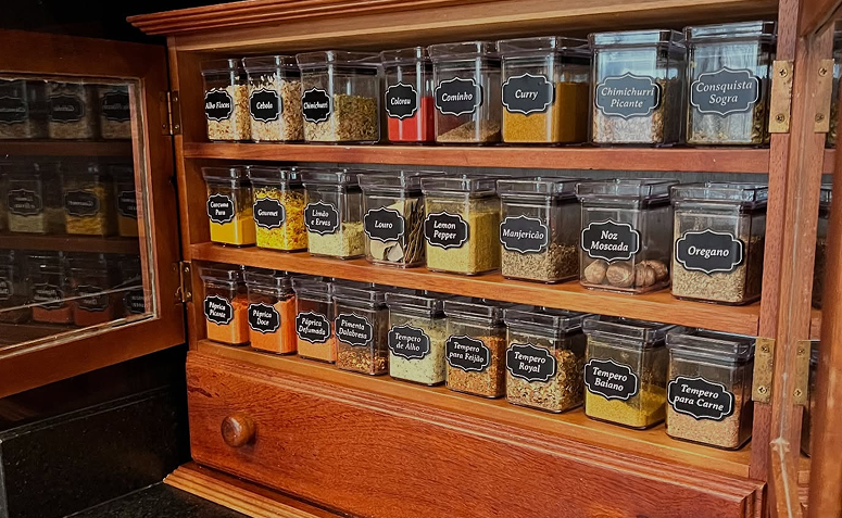 temperos diversos organizados em compartimento na cozinha.