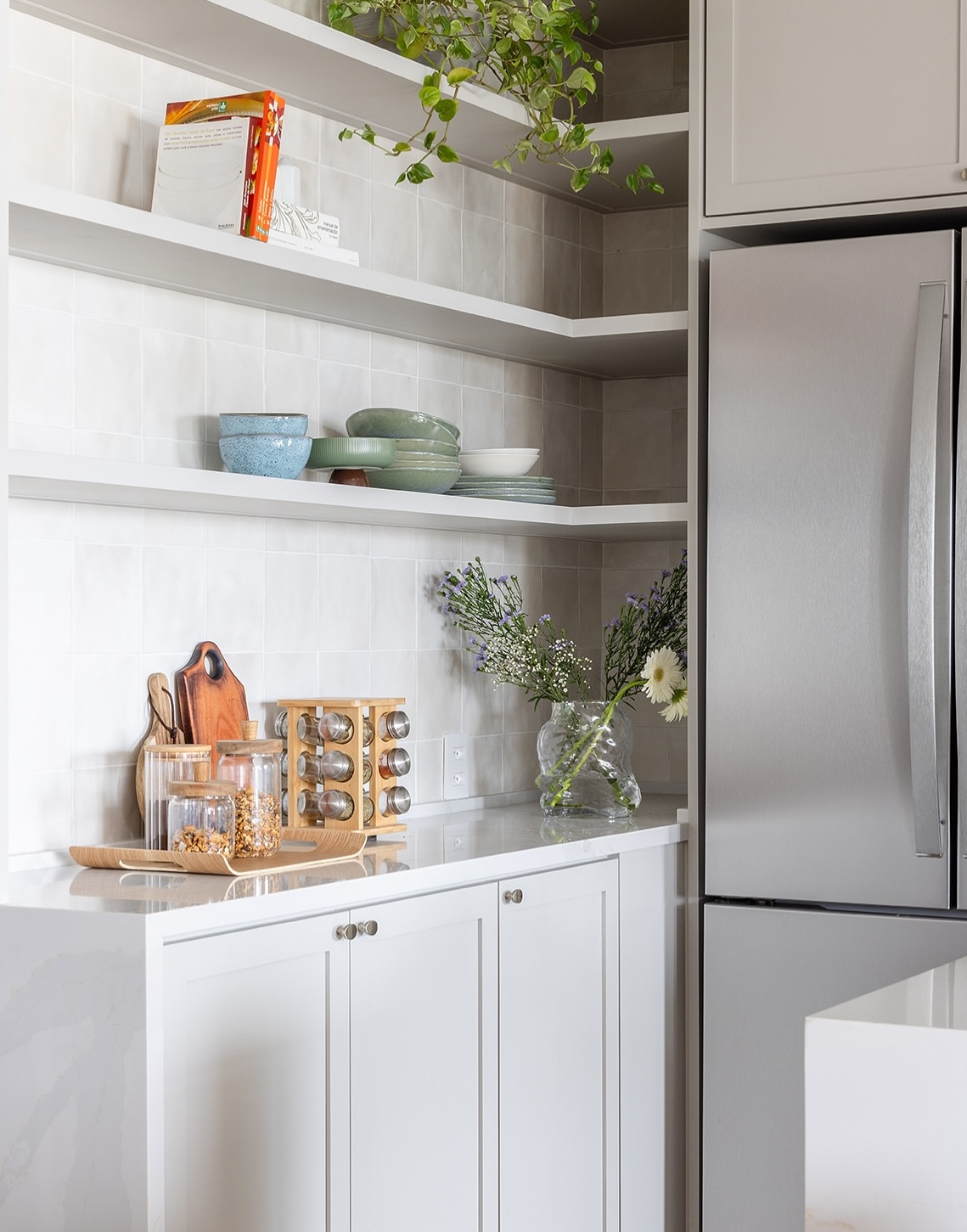 Suporte giratório de temperos sobre a bancada de cozinha prática e organizada.